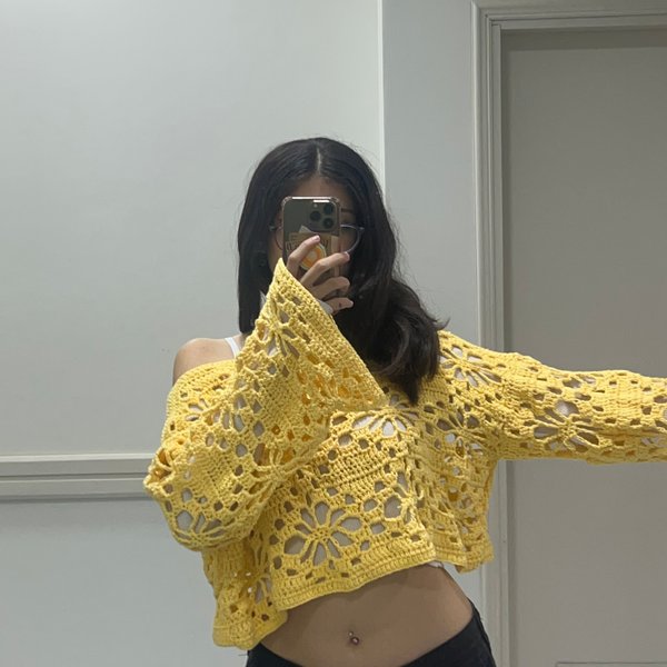 sweater calado con flor – modelo crop