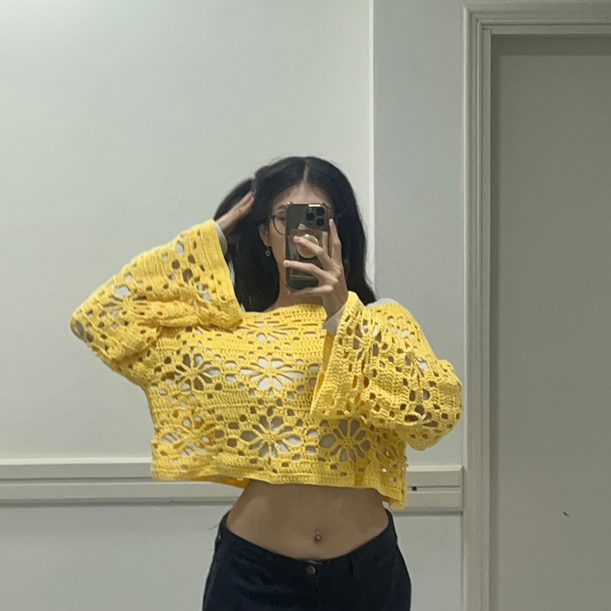 sweater calado con flor – modelo crop