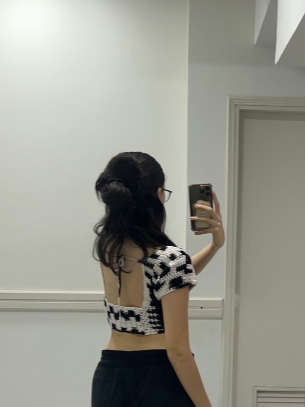 top con nudo frontal