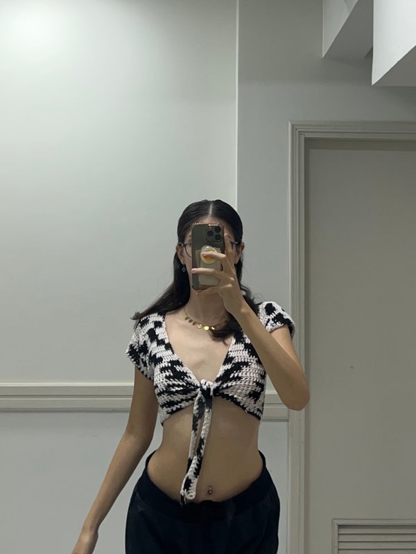 top con nudo frontal