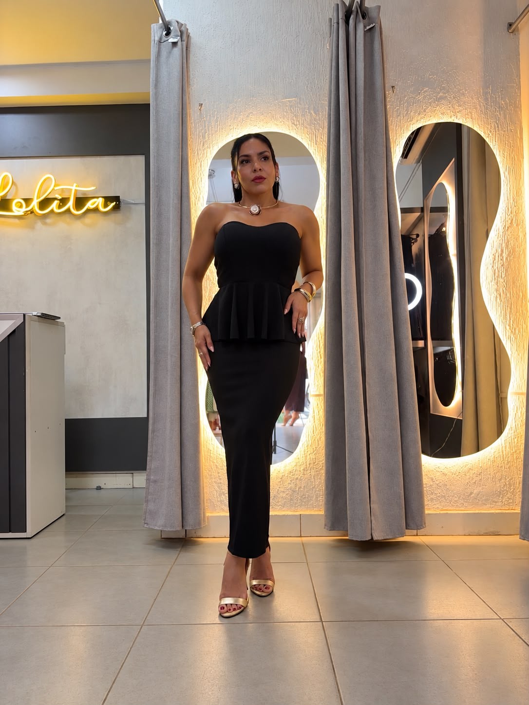 Conjunto negro con top palabra de honor y falda larga
