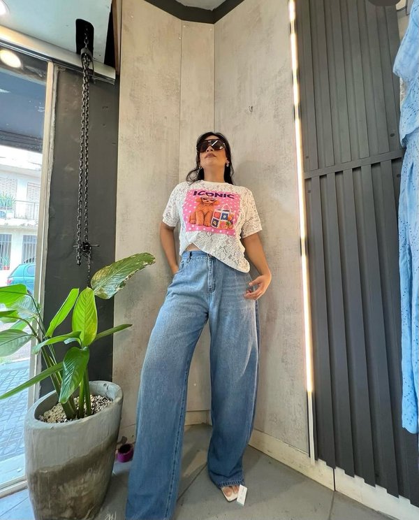 Remera blanca con estampado frontal