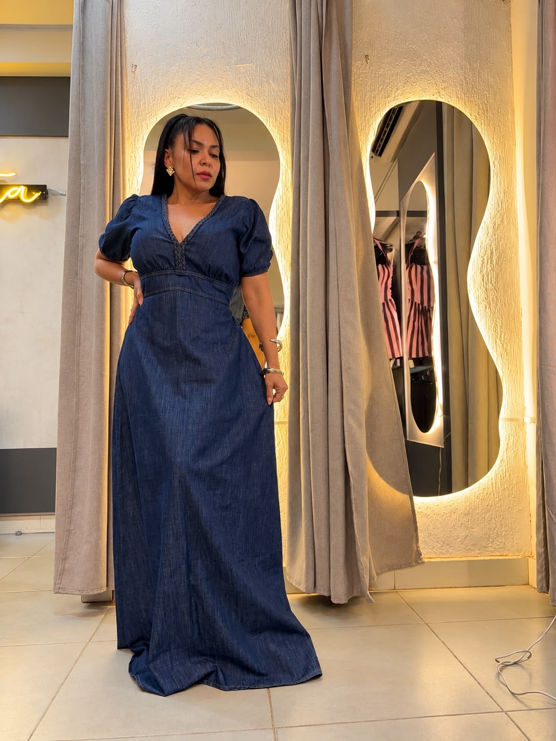 Vestido largo azul de denim con mangas abullonadas