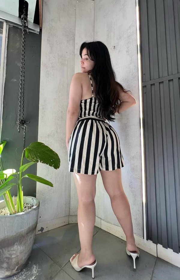 Conjunto blanco y negro a rayas
