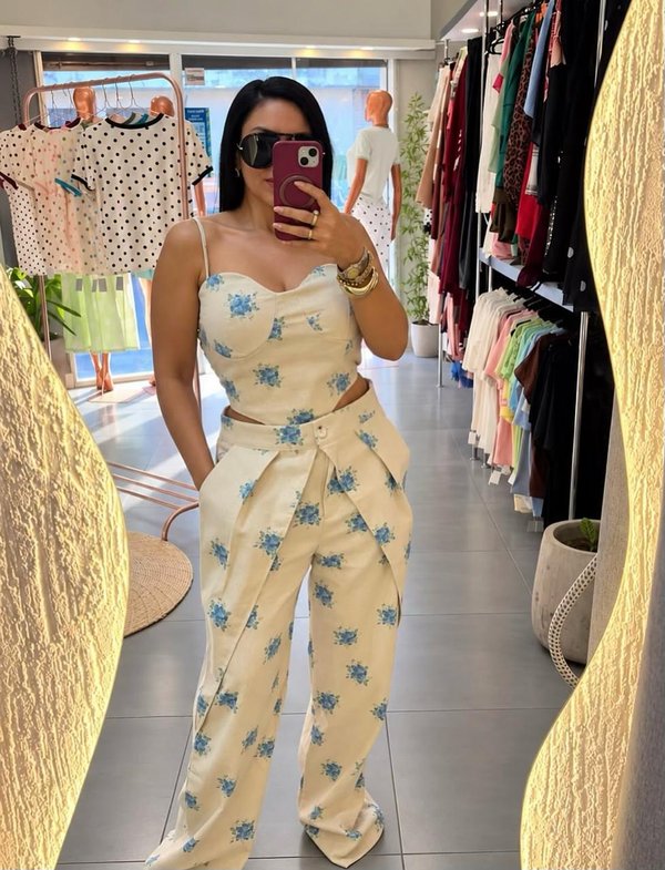 Conjunto de top y pantalón beige con flores azules