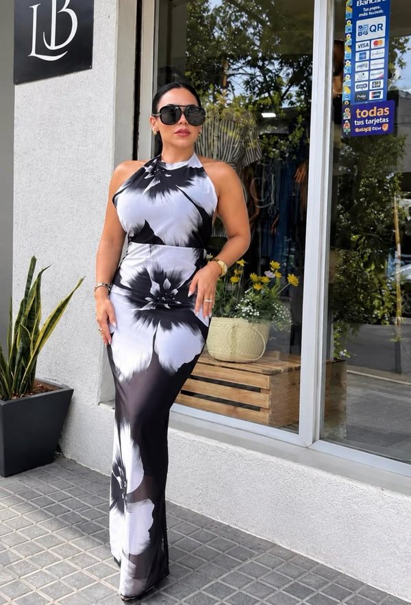 Vestido largo blanco y negro con estampado floral