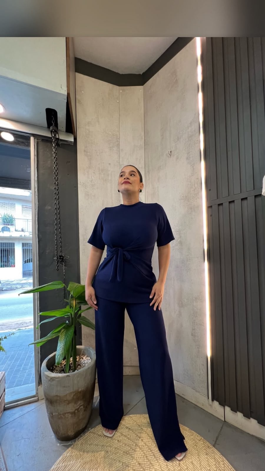 Conjunto azul marino con lazo frontal