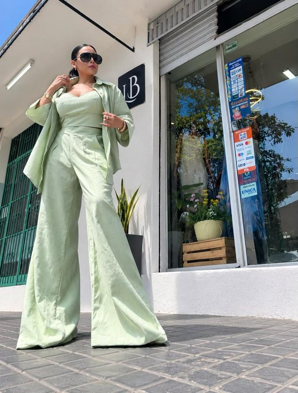 Conjunto verde claro de top, camisa y pantalón palazzo