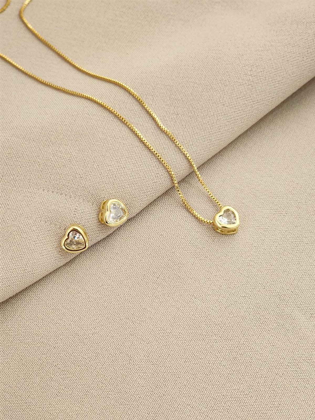 Set de cadena con dije + Aros forma de corazón