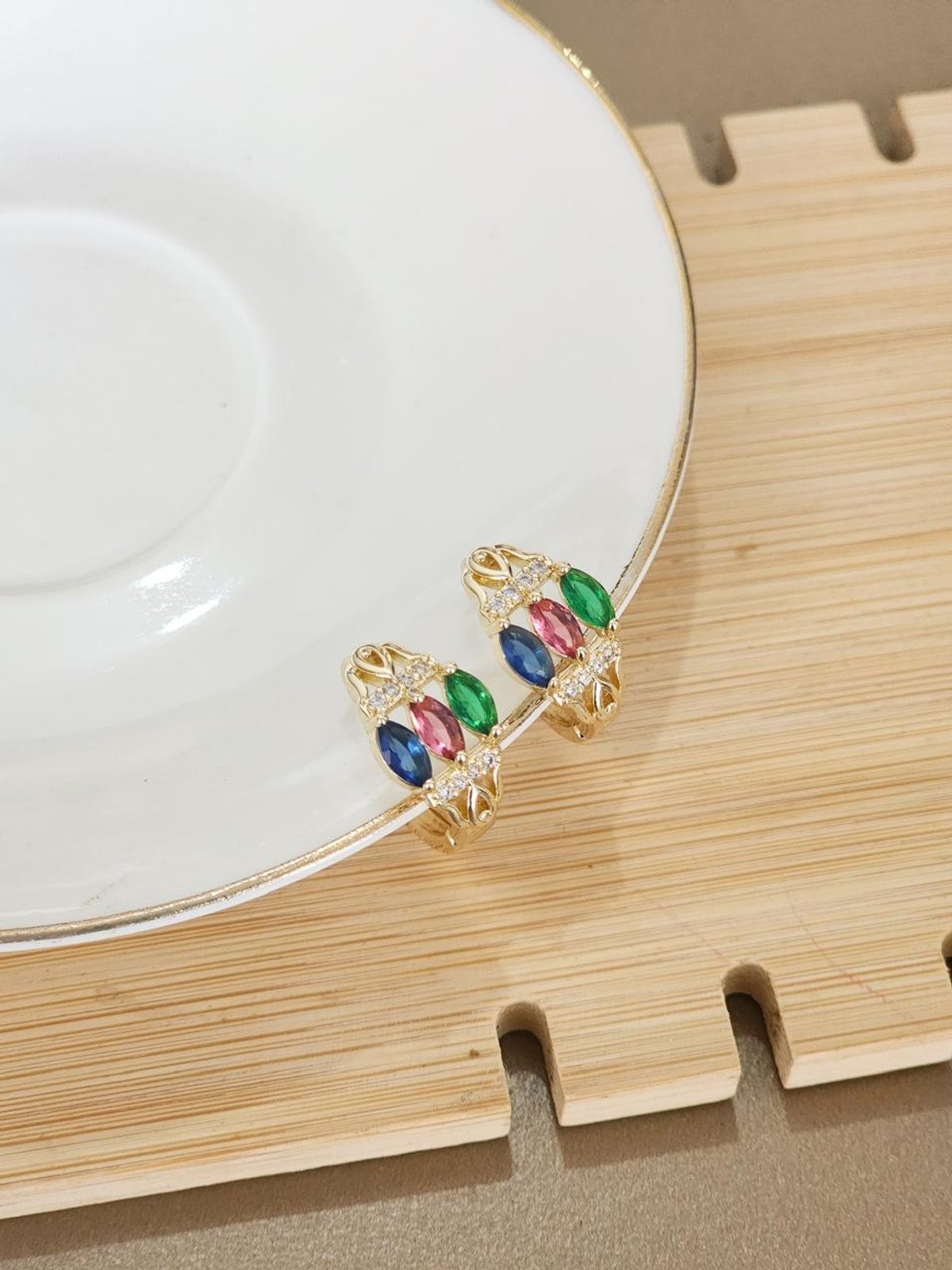 Aro con detalles de circones coloridos
