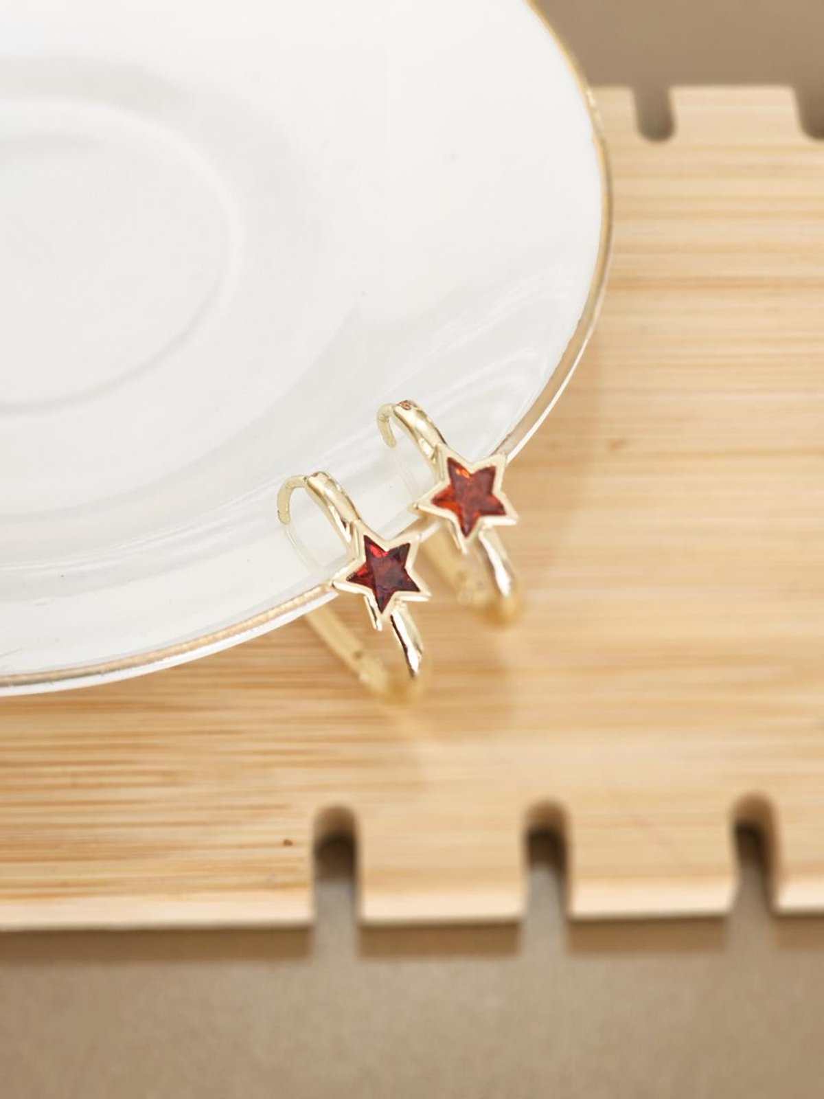 Aro con detalle de estrella roja