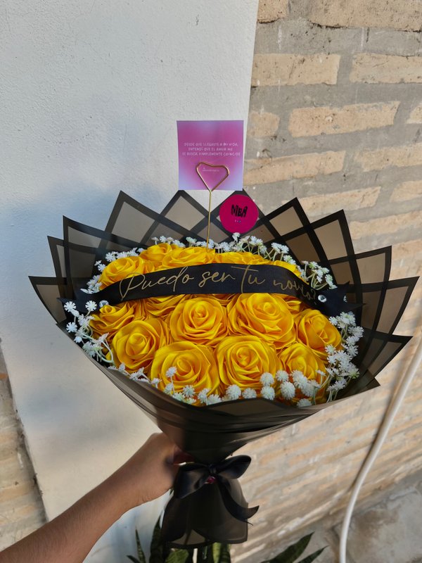 Ramo de 19 rosas eternas