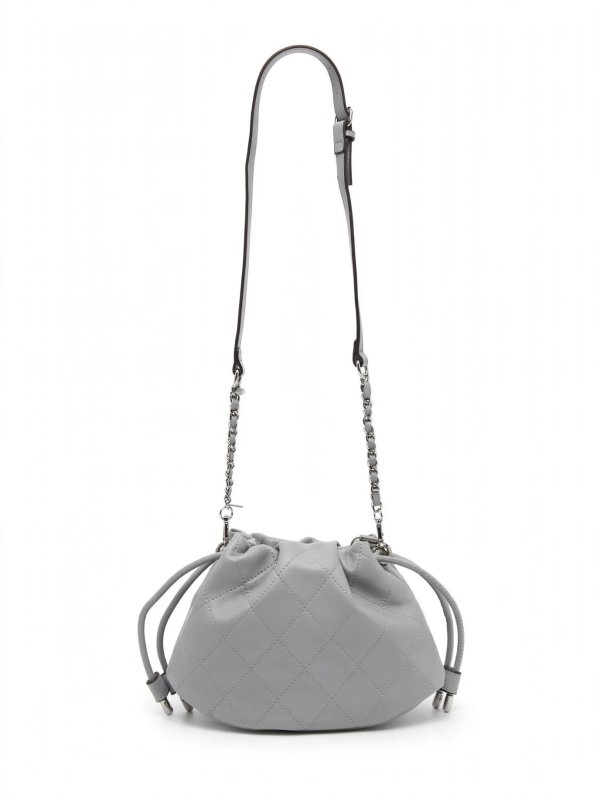 Cartera gris acolchada con cadena