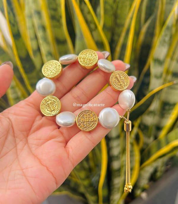 Pulsera de perlas moneda con dijes enchapado en oro