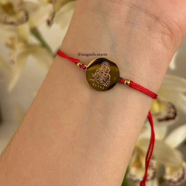Pulseras de hilo rojo con varias devociones