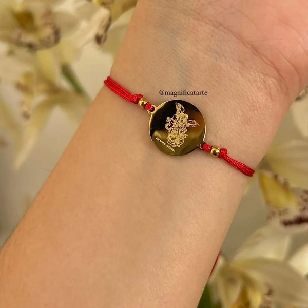 Pulseras de hilo rojo con varias devociones