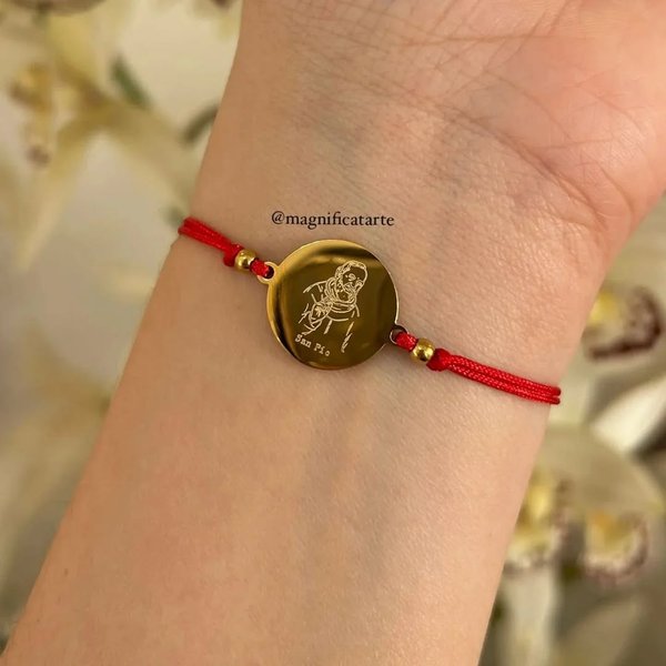 Pulseras de hilo rojo con varias devociones