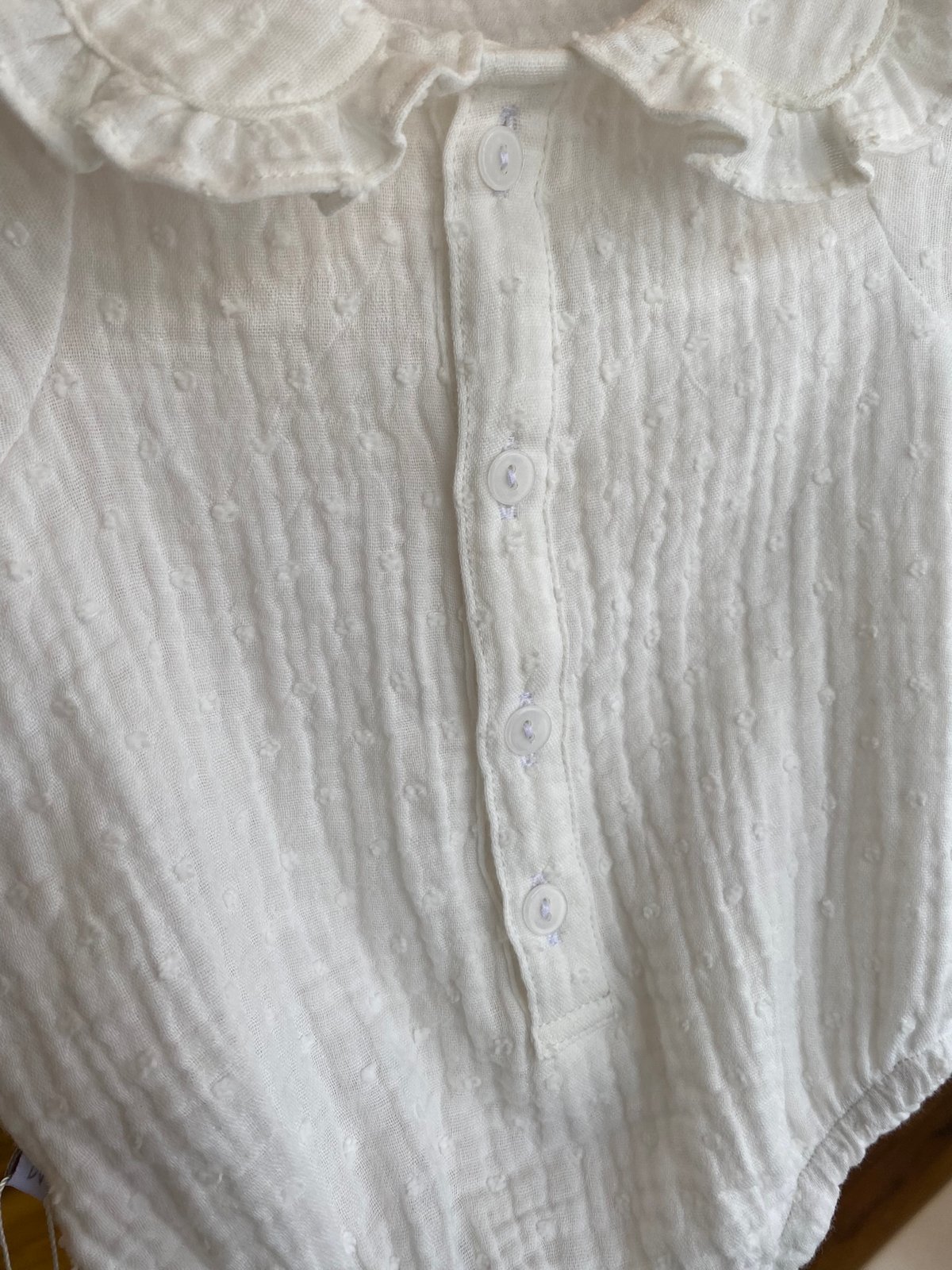 BABUCHONA CON VOLADOS EN EL CUELLO ALBA- Blanco Plumeti - 3