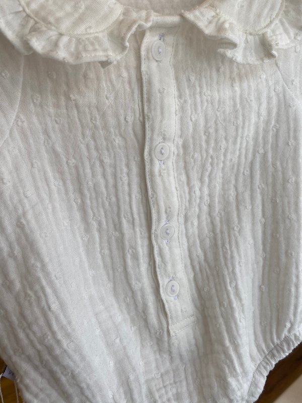 BABUCHONA CON VOLADOS EN EL CUELLO ALBA- Blanco Plumeti