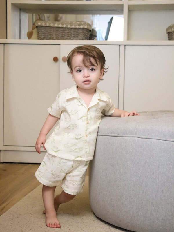 SHORT ESTAMP. C/ BOTONES DANTE - Dinosaurios beige c/ verde