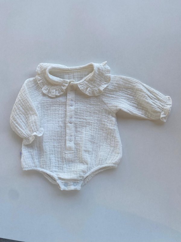 BABUCHONA CON VOLADOS EN EL CUELLO ALBA- Blanco Plumeti
