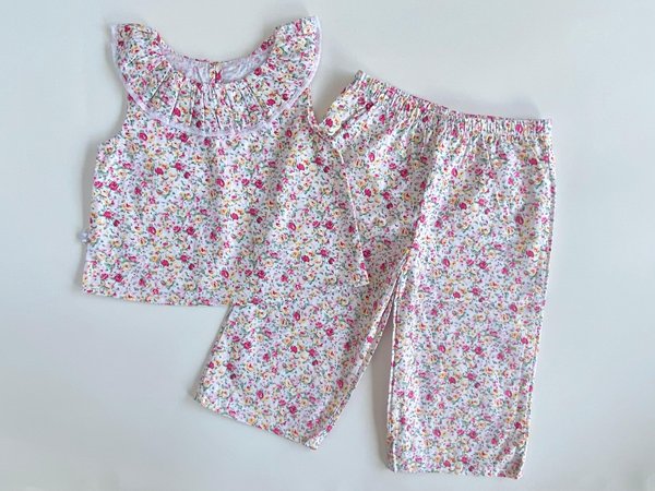 CONJUNTO BLUSA C/ VOLADOS EN EL CUELLO + PANTALON 677 AMARA - Blanco floreado