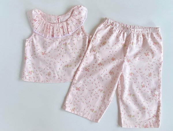 CONJUNTO BLUSA C/ VOLADOS EN EL CUELLO + PANTALON 677 AMARA - Rosa floreado 