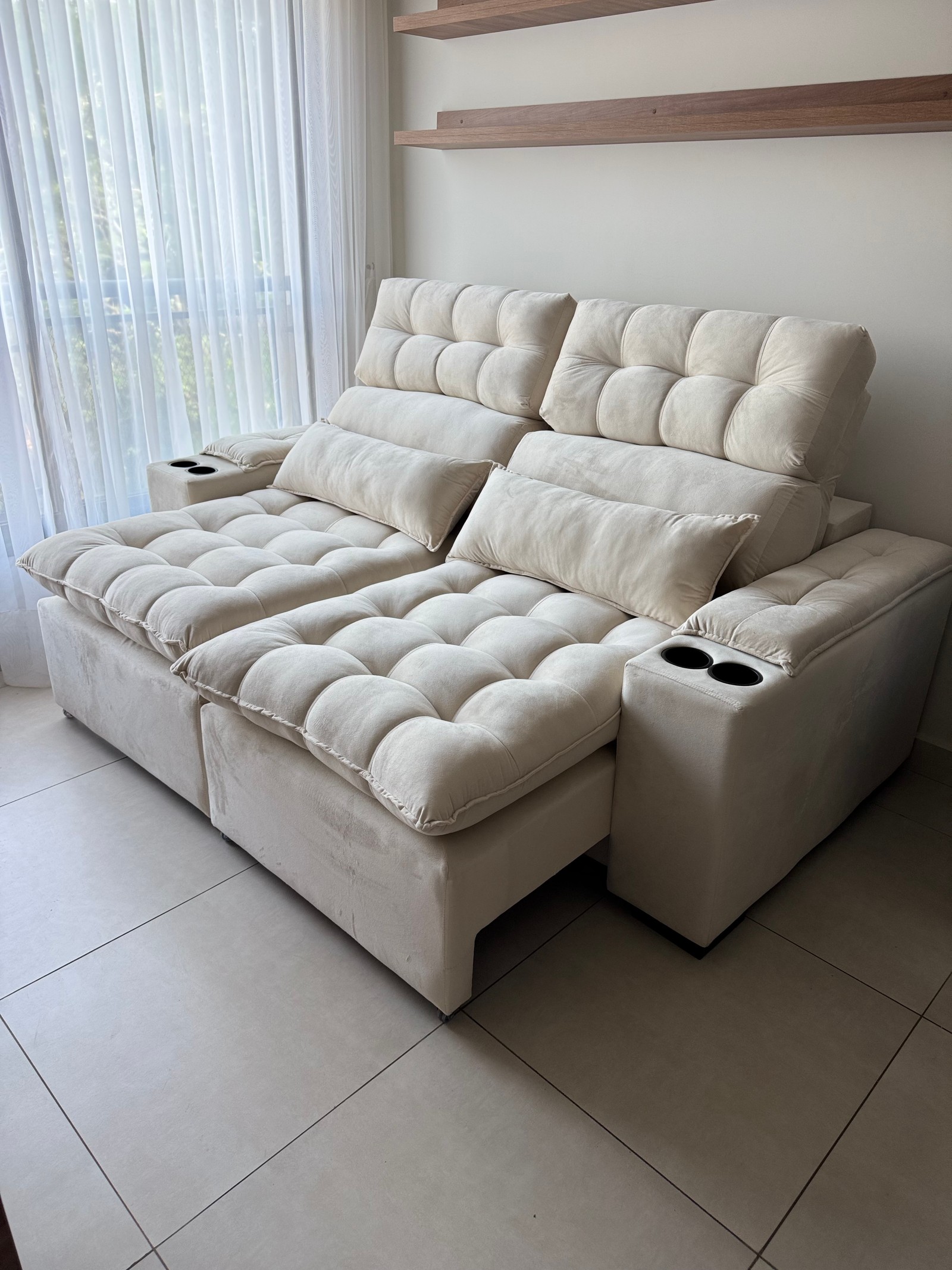 Sofá retráctil beige con portavasos - 2