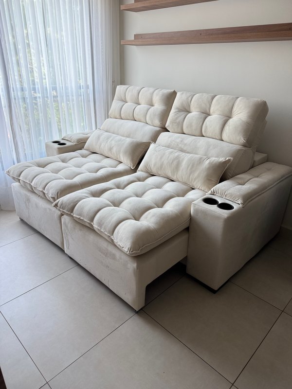 Sofá retráctil beige con portavasos