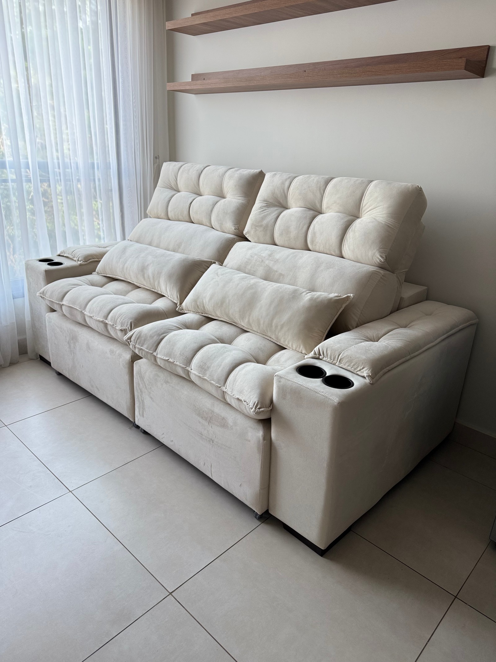 Sofá retráctil beige con portavasos