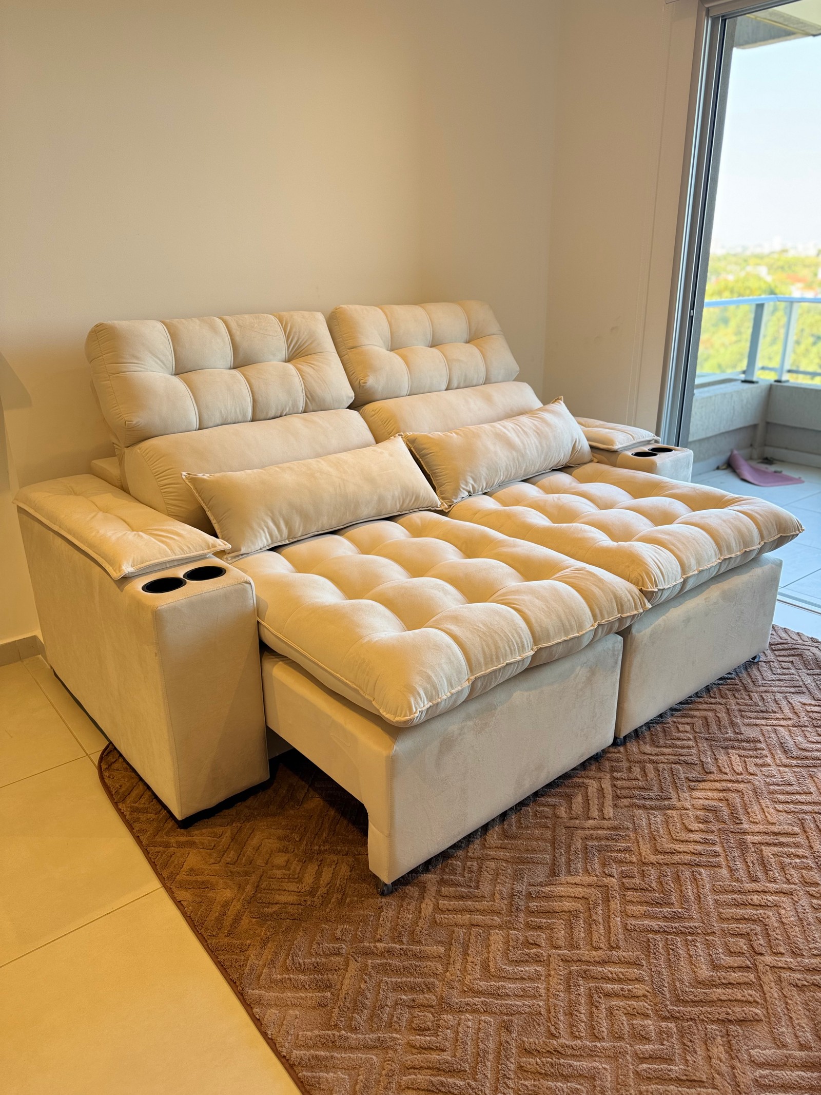 Sofá retráctil beige con portavasos - 4