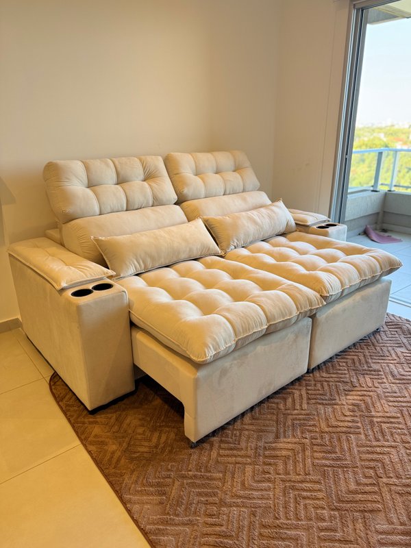 Sofá retráctil beige con portavasos