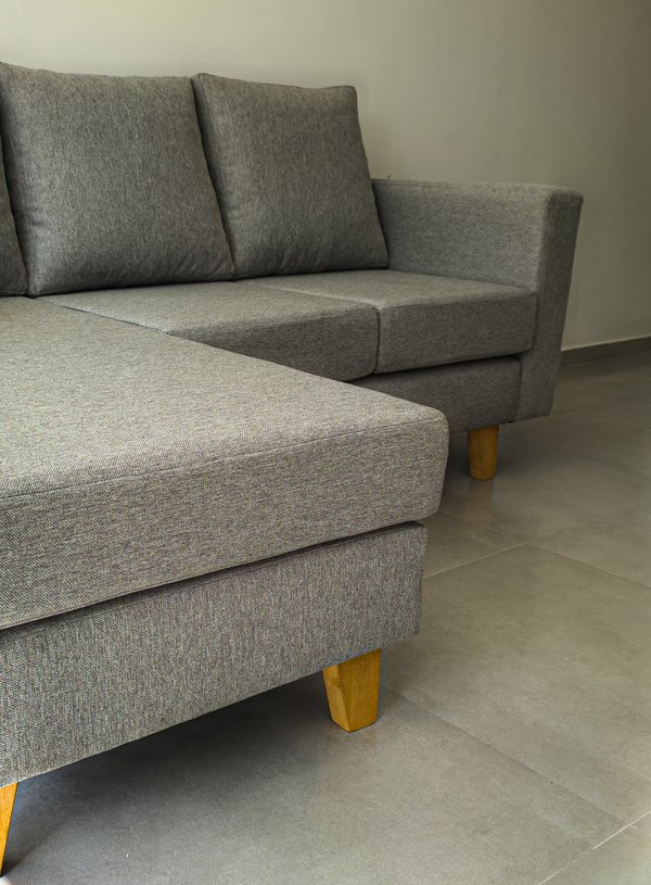 Sofá gris con chaise longue