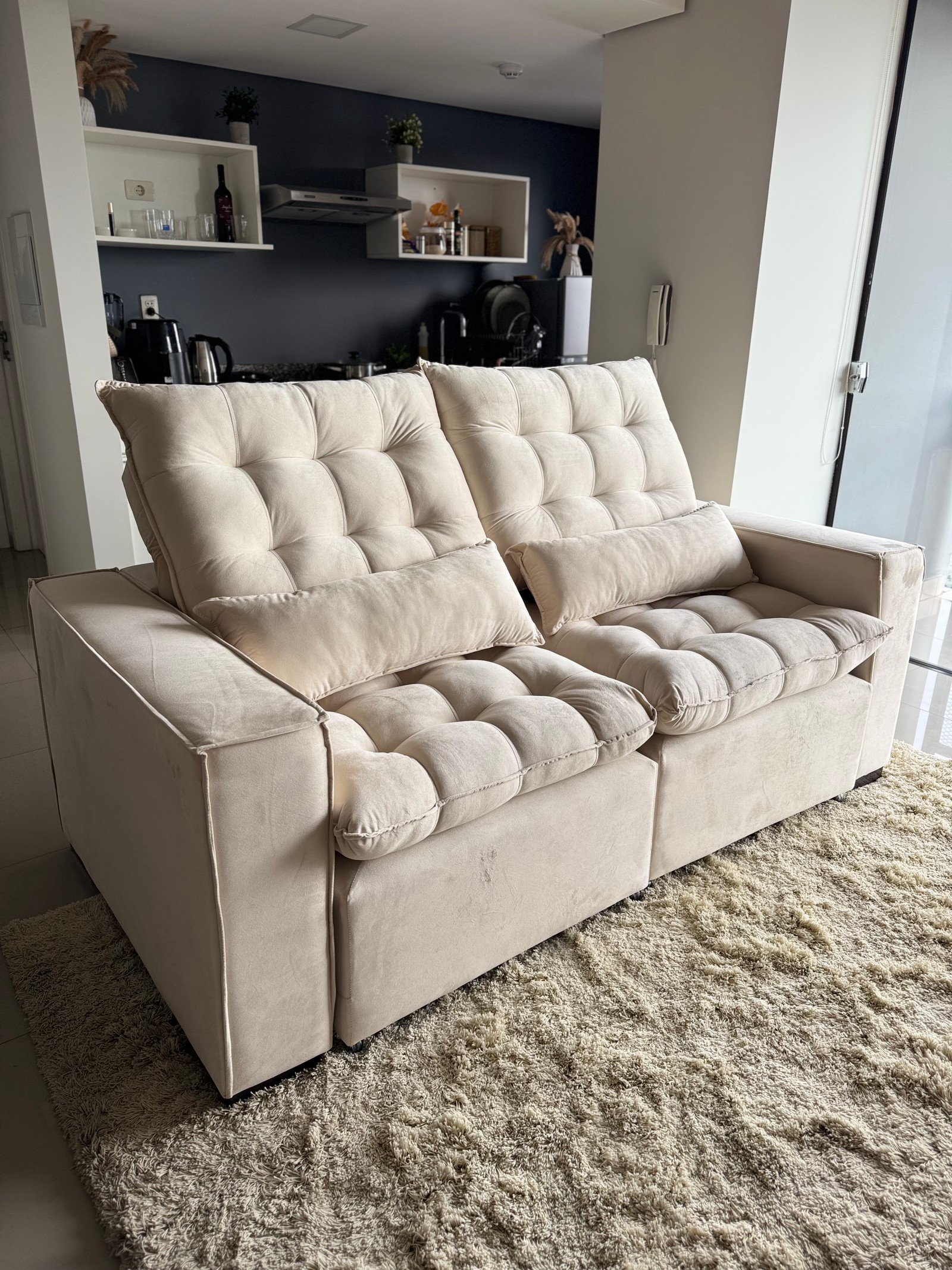 Sofá retráctil beige de dos cuerpos