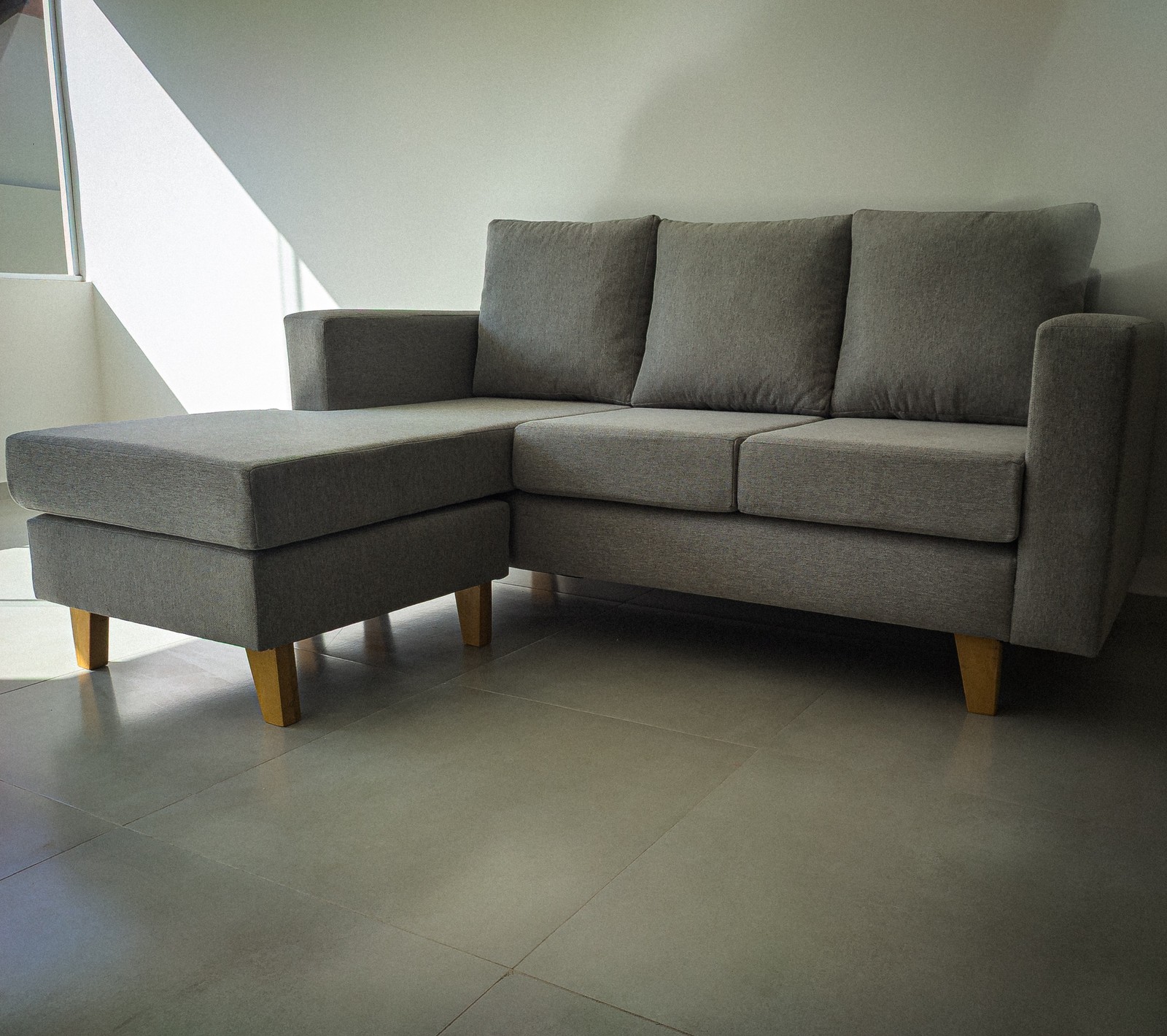 Sofá gris con chaise longue