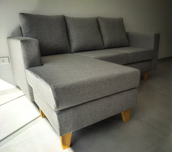 Sofá gris con chaise longue