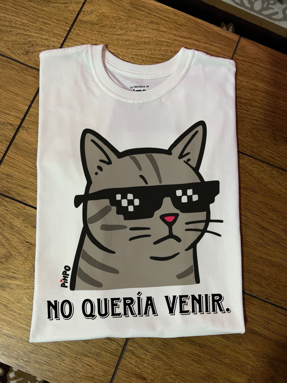 No queria venir gato con lentes  By: @mariepimpo - 2