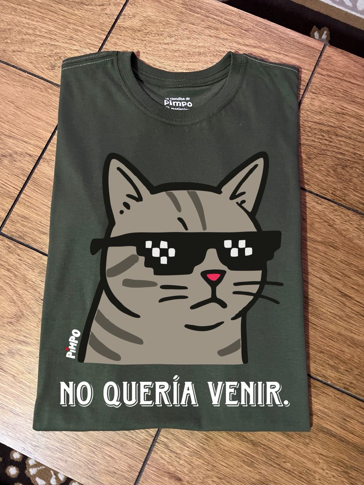 No queria venir gato con lentes  By: @mariepimpo - 5