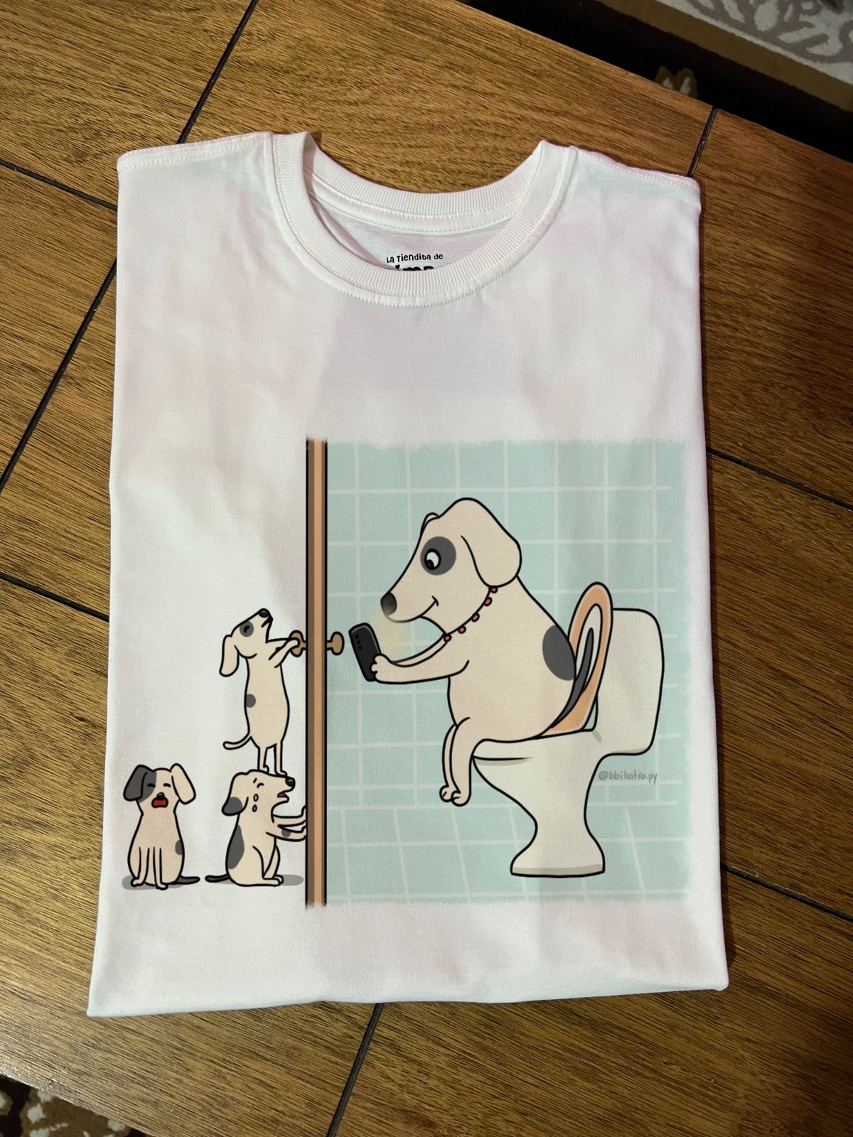 Mama perra en el baño By: @bbilustra.py