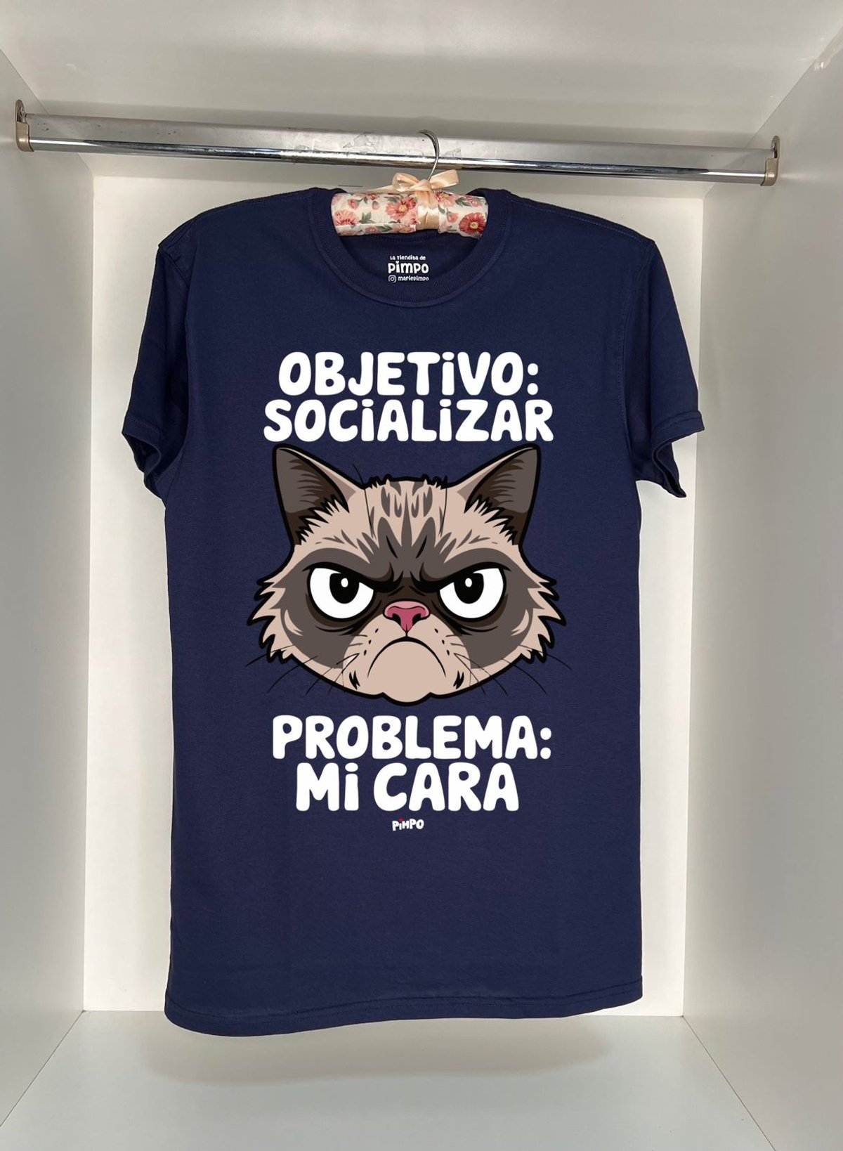 Gato Objetivo Socializar, el problema mi cara  By: @mariepimpo