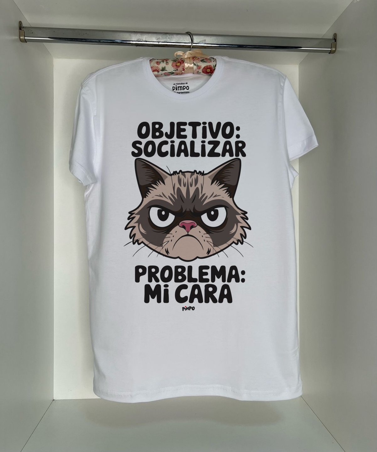 Gato Objetivo Socializar, el problema mi cara  By: @mariepimpo