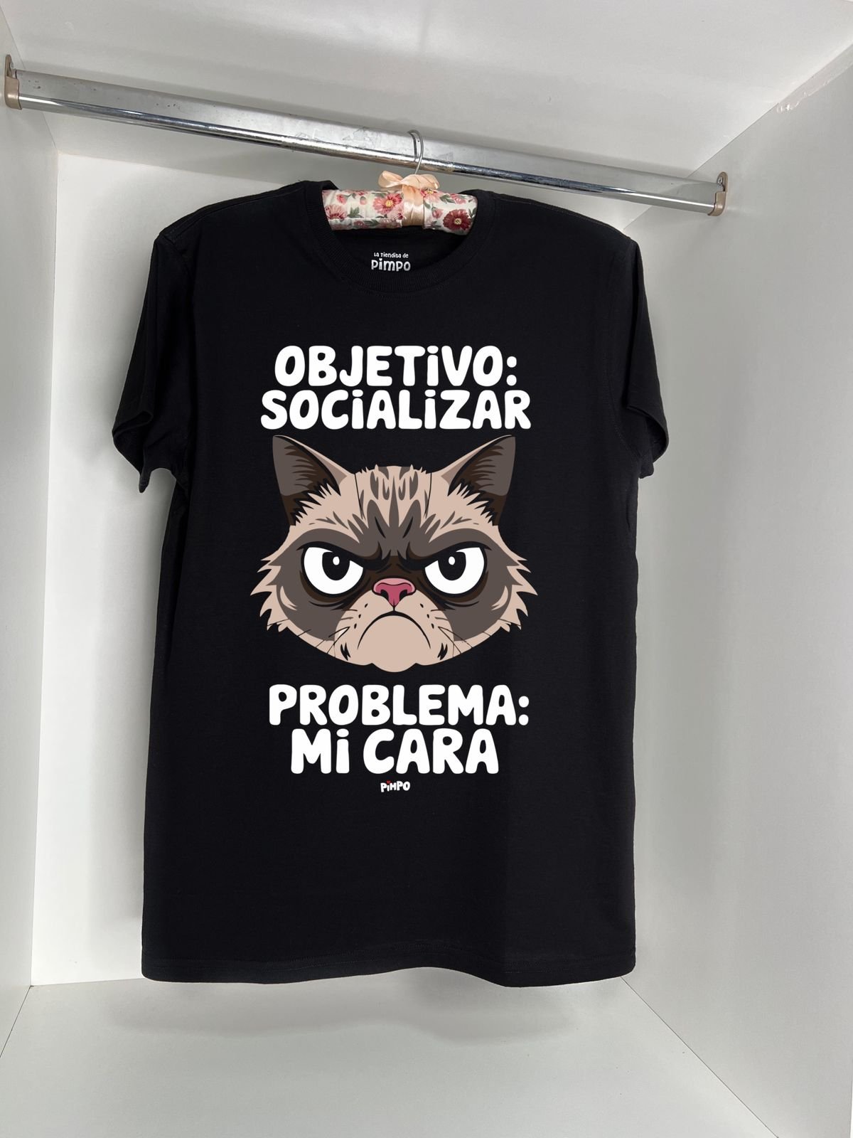 Gato Objetivo Socializar, el problema mi cara  By: @mariepimpo