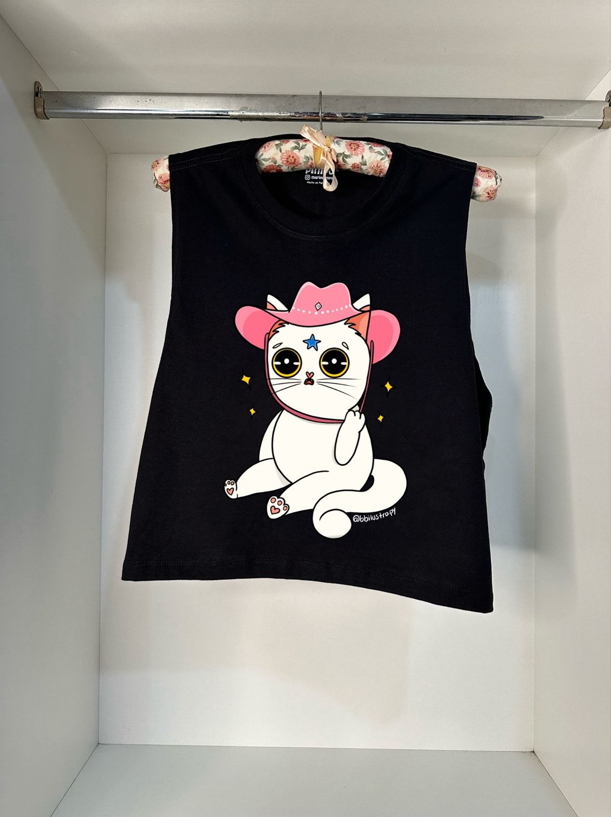 Gatita sombrero By: @bbilustra.py