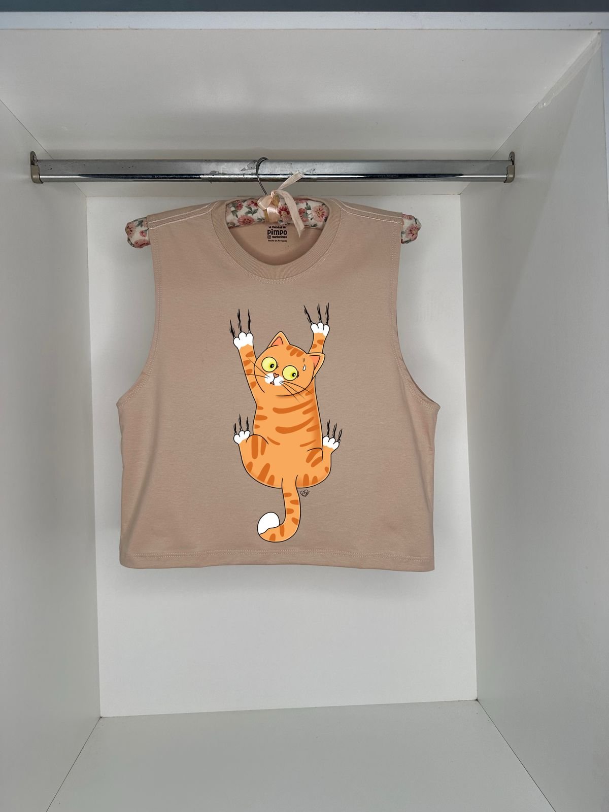 Michi colgando By: @bbilustra.py