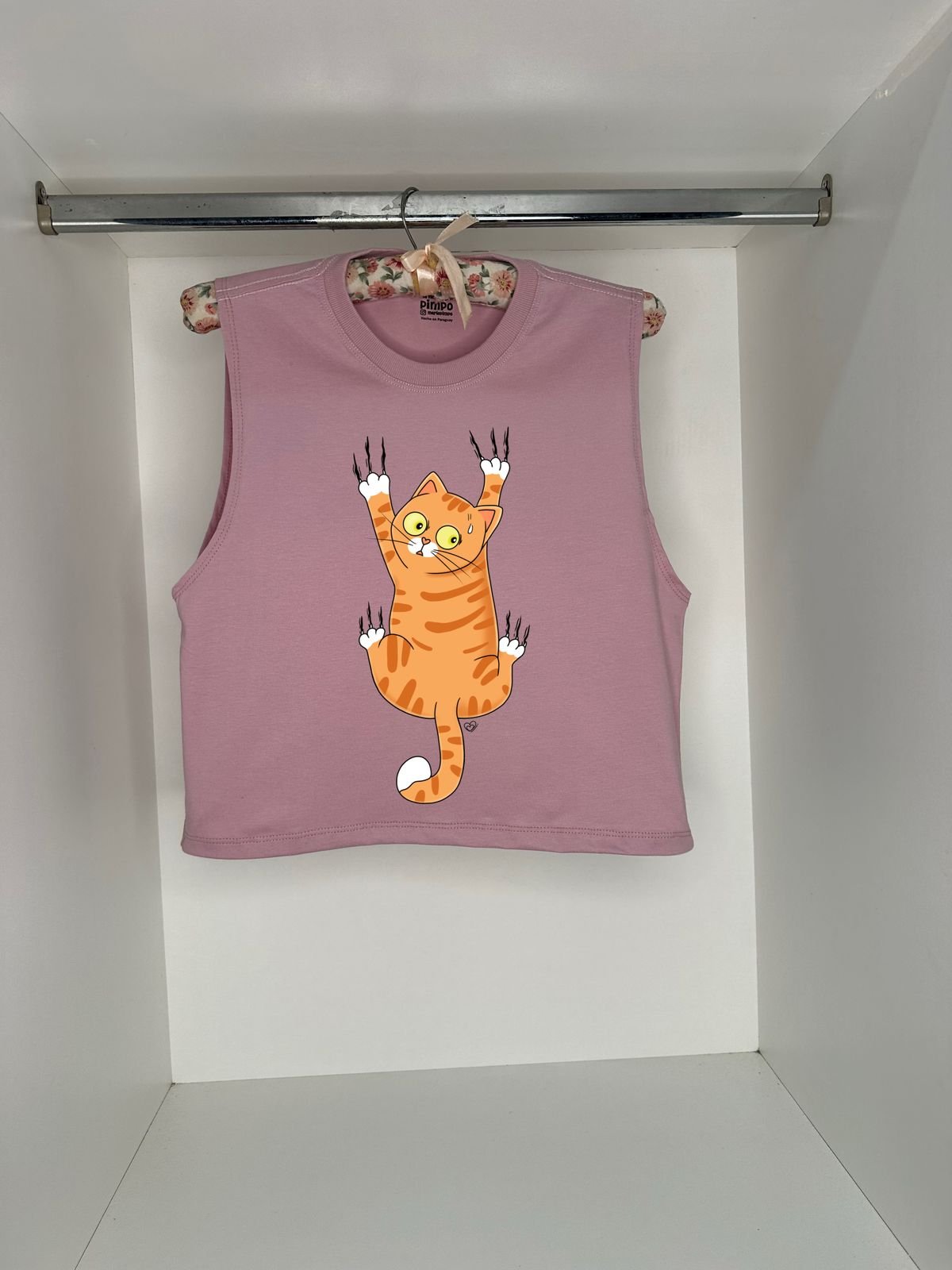 Michi colgando By: @bbilustra.py