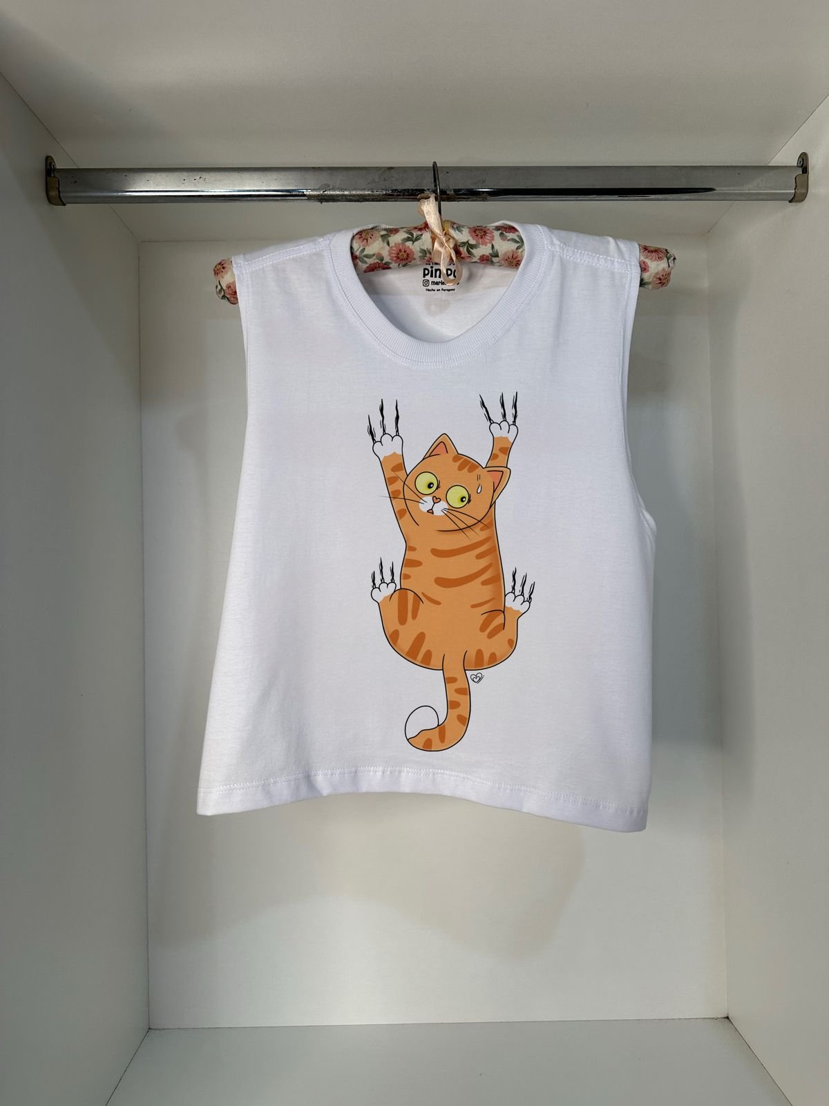 Michi colgando By: @bbilustra.py