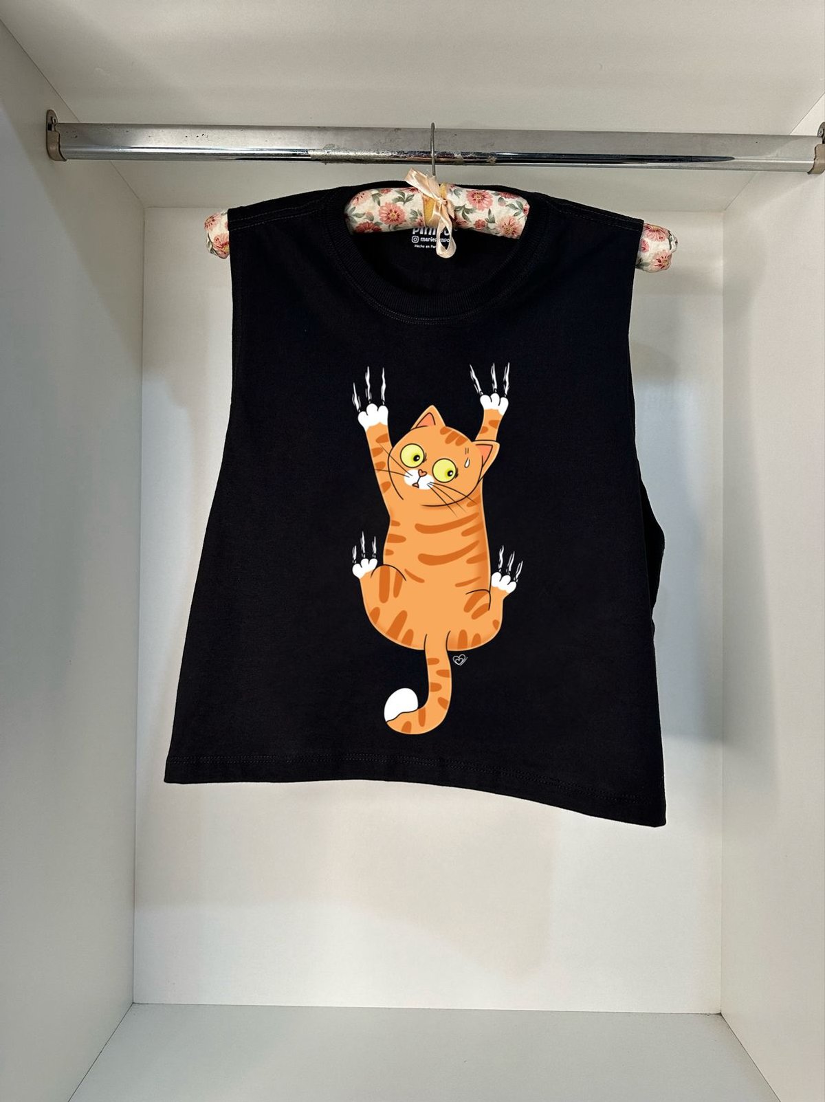 Michi colgando By: @bbilustra.py