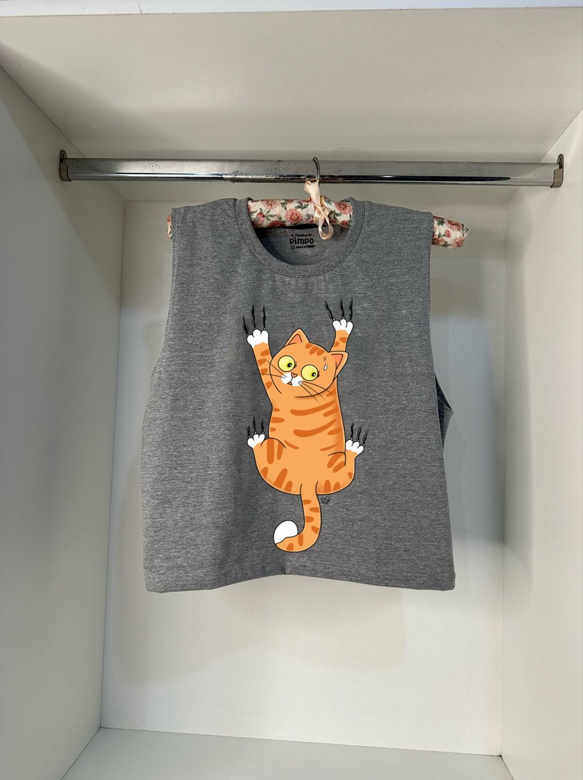 Michi colgando By: @bbilustra.py