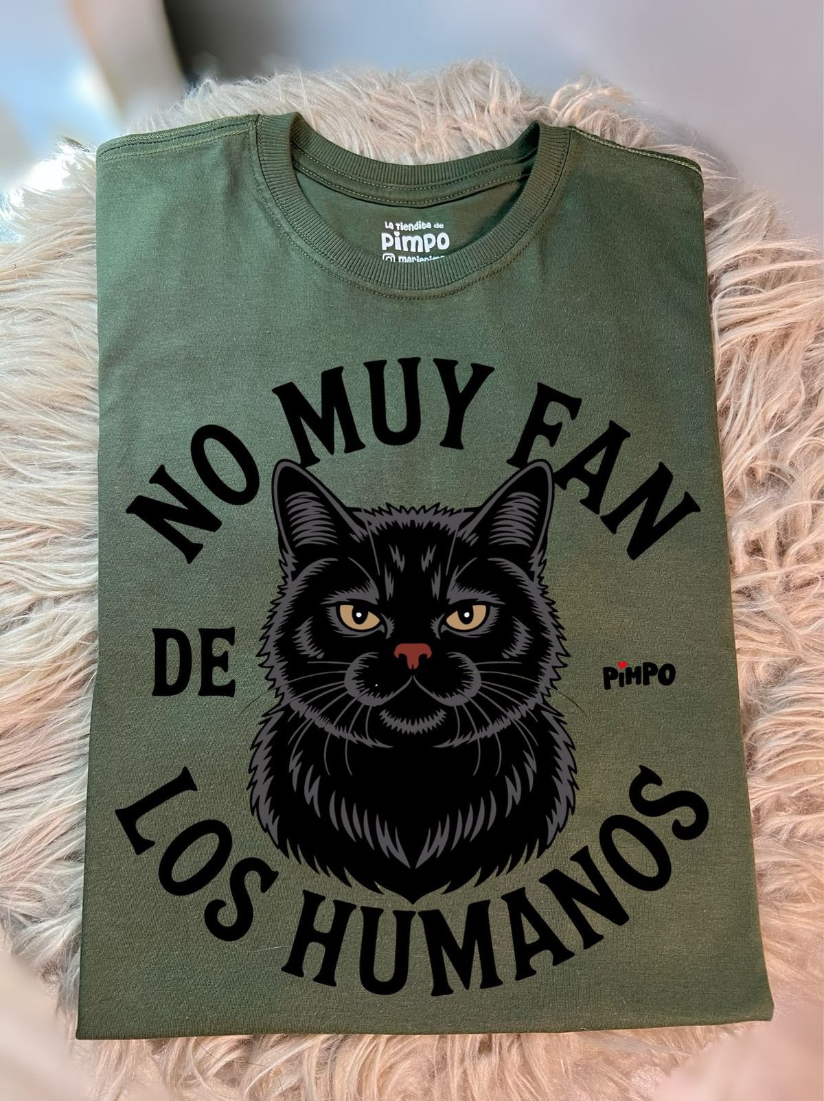No muy fan de los humanos By: @mariepimpo