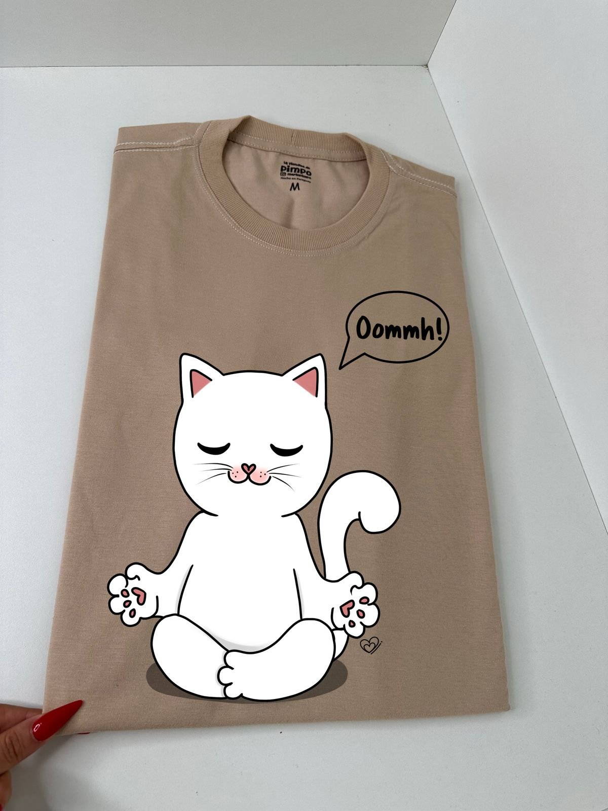 Gato meditando By: @bbilustra.py